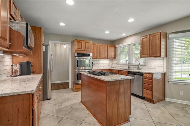 6525 Hodges Drive, Prairie Village, KS 66208
