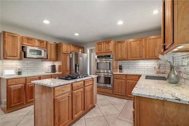 6525 Hodges Drive, Prairie Village, KS 66208