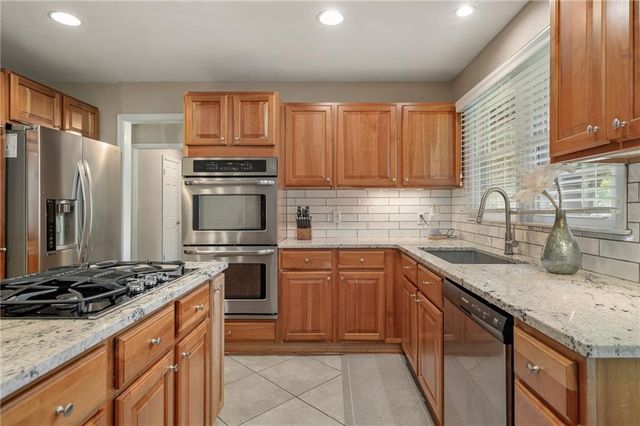 6525 Hodges Drive, Prairie Village, KS 66208