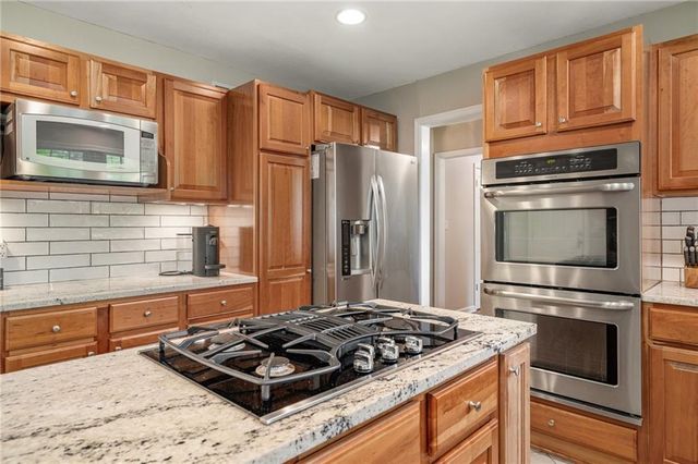 6525 Hodges Drive, Prairie Village, KS 66208