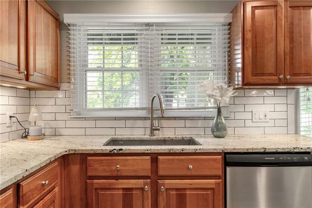 6525 Hodges Drive, Prairie Village, KS 66208