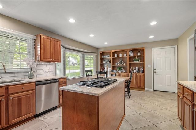 6525 Hodges Drive, Prairie Village, KS 66208