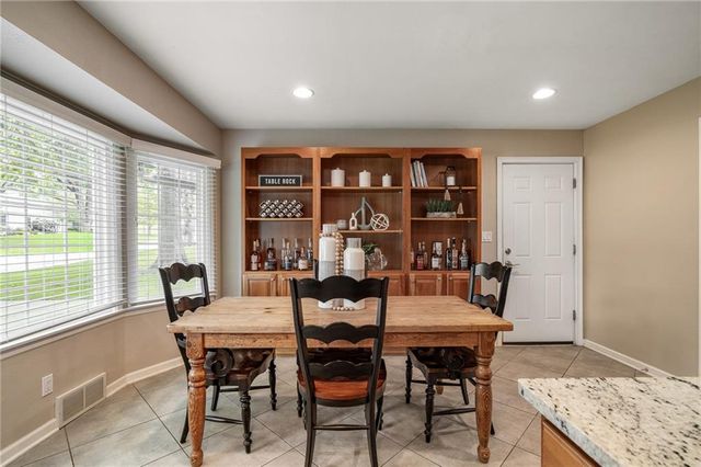6525 Hodges Drive, Prairie Village, KS 66208