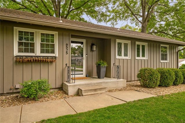 6525 Hodges Drive, Prairie Village, KS 66208