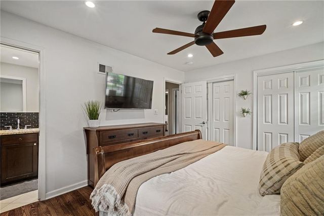 6525 Hodges Drive, Prairie Village, KS 66208
