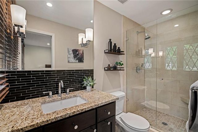 6525 Hodges Drive, Prairie Village, KS 66208