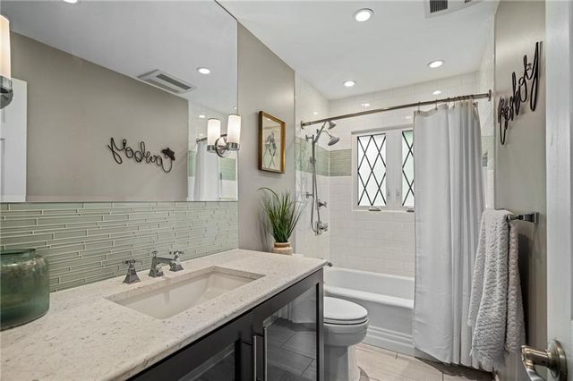 6525 Hodges Drive, Prairie Village, KS 66208