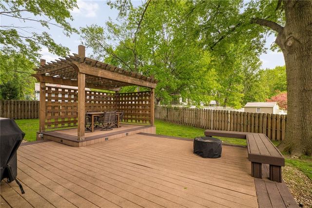 6525 Hodges Drive, Prairie Village, KS 66208