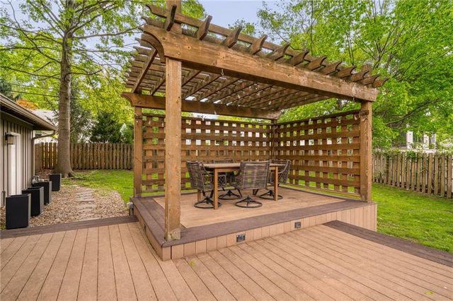 6525 Hodges Drive, Prairie Village, KS 66208