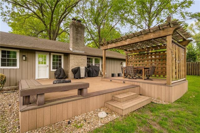 6525 Hodges Drive, Prairie Village, KS 66208