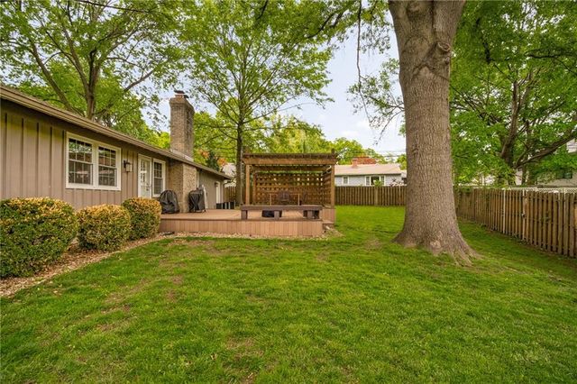 6525 Hodges Drive, Prairie Village, KS 66208
