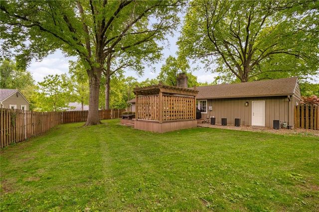 6525 Hodges Drive, Prairie Village, KS 66208