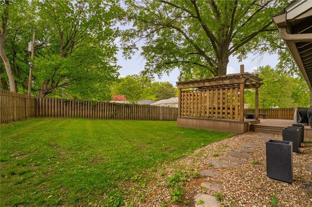6525 Hodges Drive, Prairie Village, KS 66208