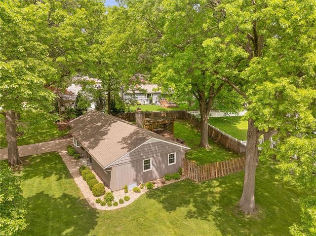 6525 Hodges Drive, Prairie Village, KS 66208