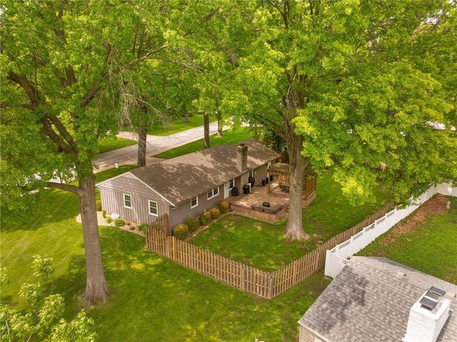 6525 Hodges Drive, Prairie Village, KS 66208