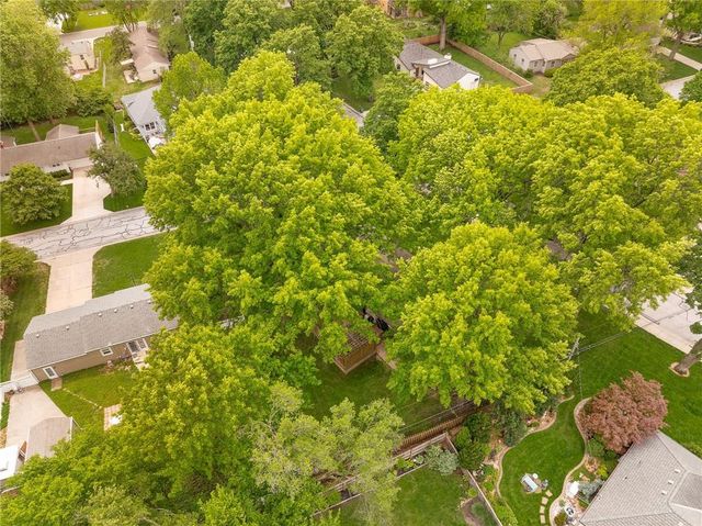 6525 Hodges Drive, Prairie Village, KS 66208