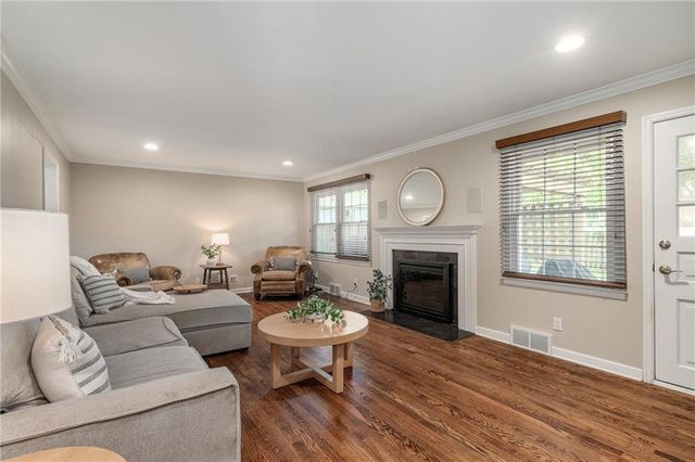 6525 Hodges Drive, Prairie Village, KS 66208