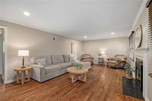 6525 Hodges Drive, Prairie Village, KS 66208