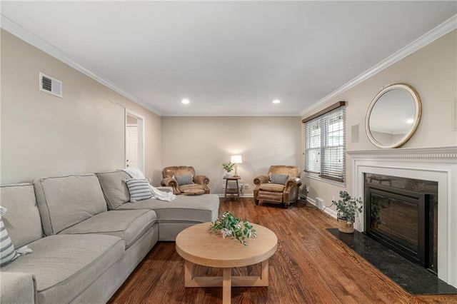 6525 Hodges Drive, Prairie Village, KS 66208