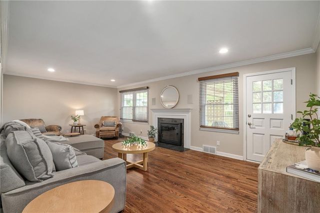 6525 Hodges Drive, Prairie Village, KS 66208