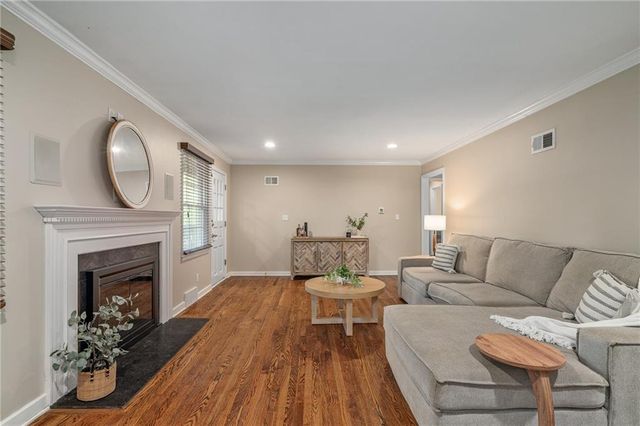 6525 Hodges Drive, Prairie Village, KS 66208