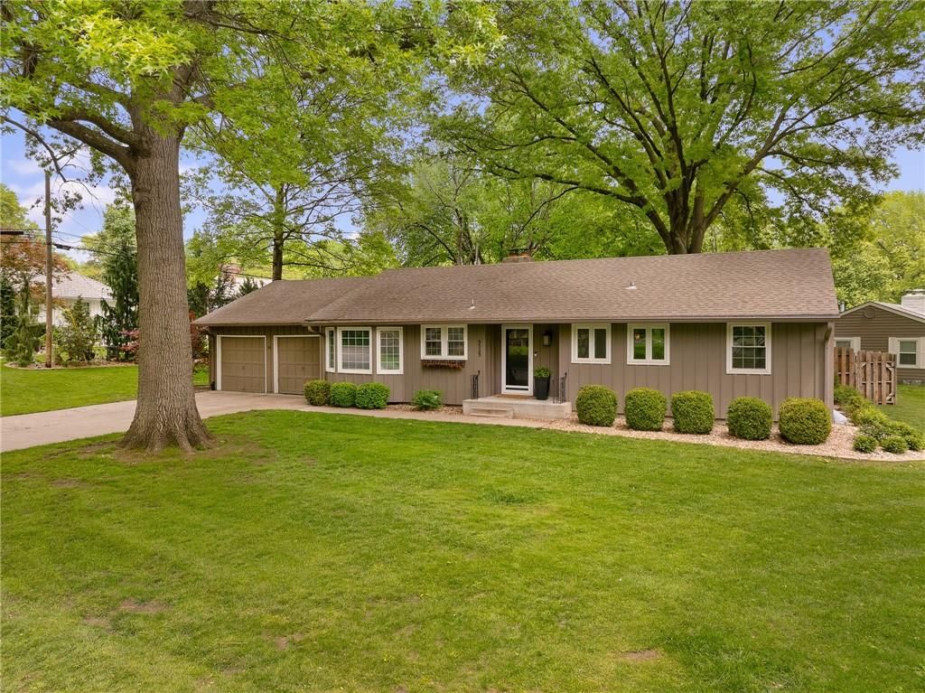 6525 Hodges Drive, Prairie Village, KS 66208