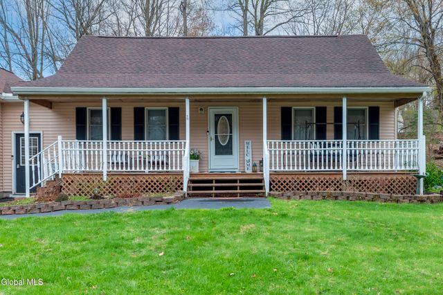 1686 JULIANNE Drive, Schodack, NY 12033