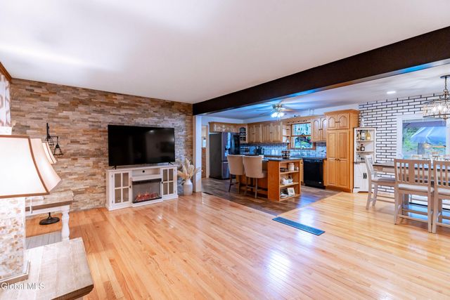 1686 JULIANNE Drive, Schodack, NY 12033