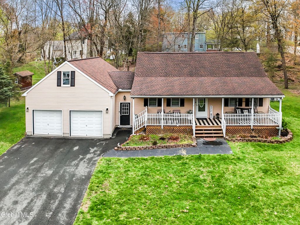 1686 JULIANNE Drive, Schodack, NY 12033