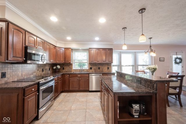 8677 Buffett Parkway, Fishers, IN 46038