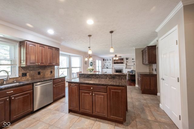 8677 Buffett Parkway, Fishers, IN 46038