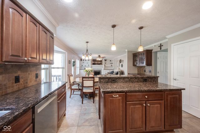 8677 Buffett Parkway, Fishers, IN 46038