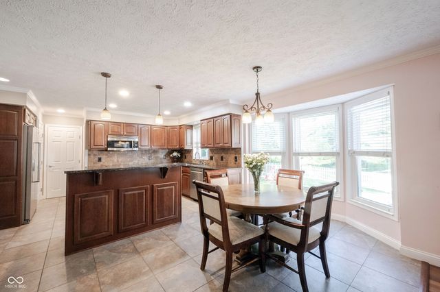 8677 Buffett Parkway, Fishers, IN 46038