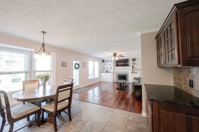 8677 Buffett Parkway, Fishers, IN 46038