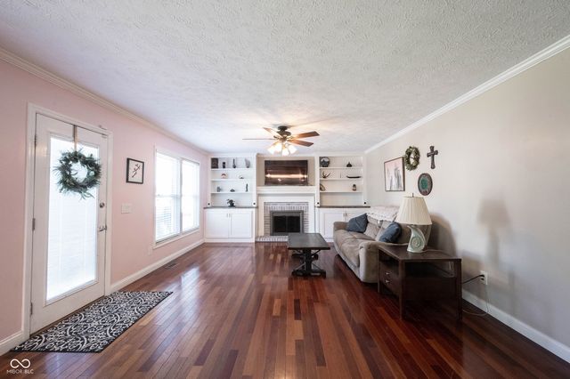 8677 Buffett Parkway, Fishers, IN 46038
