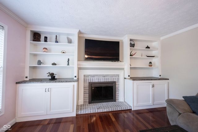 8677 Buffett Parkway, Fishers, IN 46038