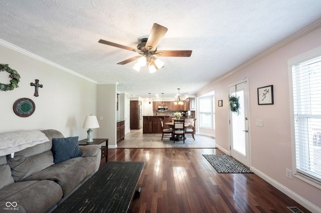 8677 Buffett Parkway, Fishers, IN 46038