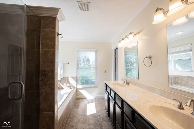 8677 Buffett Parkway, Fishers, IN 46038