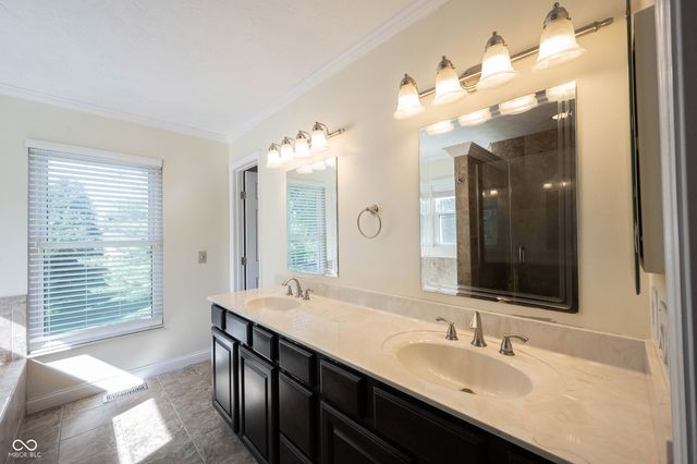 8677 Buffett Parkway, Fishers, IN 46038