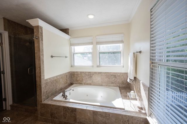 8677 Buffett Parkway, Fishers, IN 46038