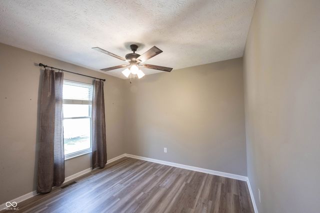8677 Buffett Parkway, Fishers, IN 46038