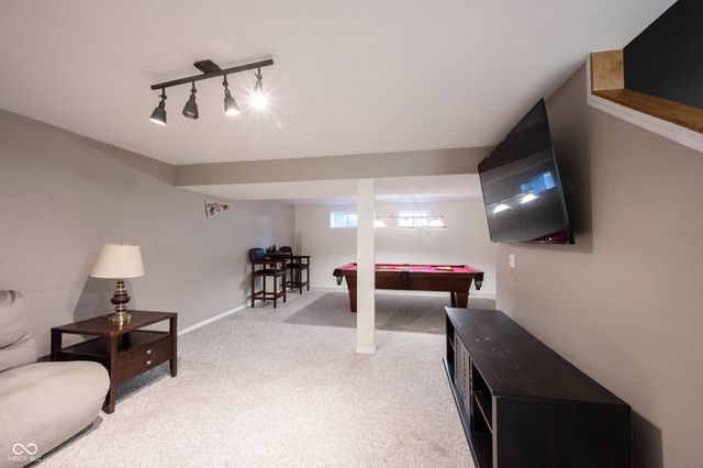 8677 Buffett Parkway, Fishers, IN 46038
