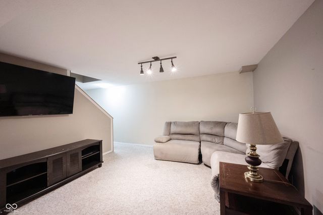 8677 Buffett Parkway, Fishers, IN 46038