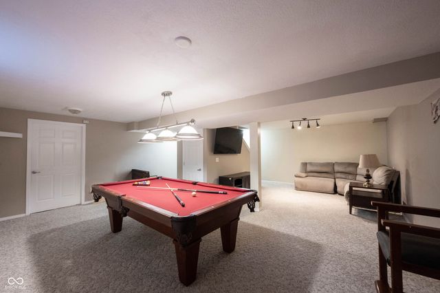 8677 Buffett Parkway, Fishers, IN 46038