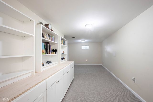 8677 Buffett Parkway, Fishers, IN 46038