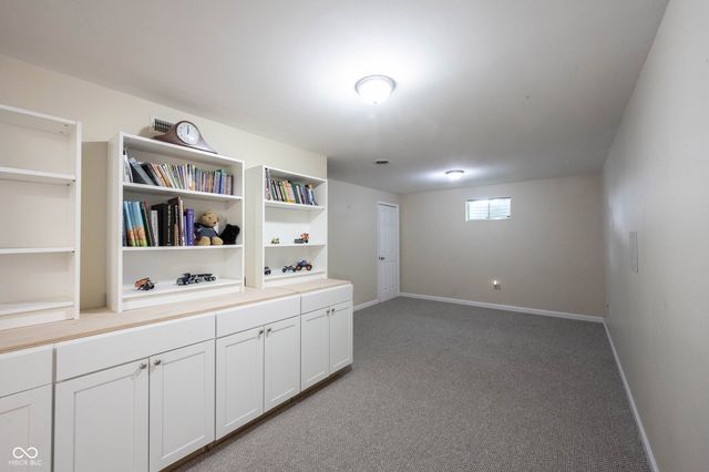 8677 Buffett Parkway, Fishers, IN 46038