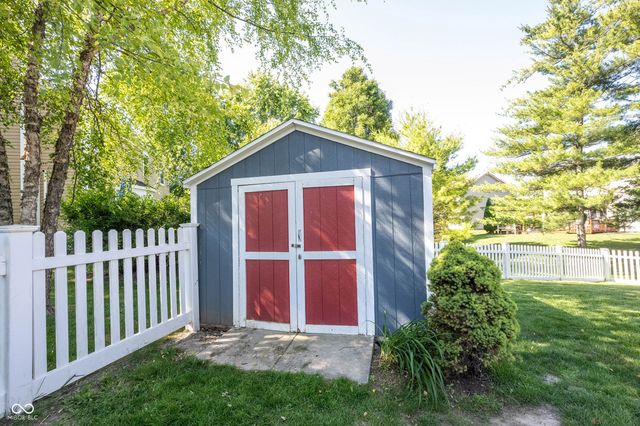 8677 Buffett Parkway, Fishers, IN 46038