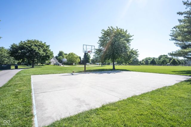 8677 Buffett Parkway, Fishers, IN 46038