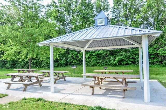 8677 Buffett Parkway, Fishers, IN 46038