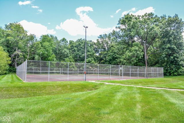 8677 Buffett Parkway, Fishers, IN 46038